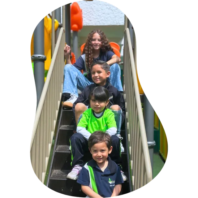 Estudiantes de Xinaxtli School aprendiendo y creciendo juntos