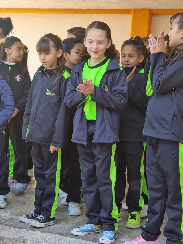 Estudiantes de Xinaxtli School aprendiendo y creciendo juntos